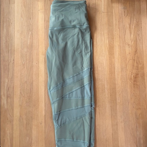 Victoria’s Secret Sport green leggings - Picture 2 of 3